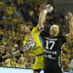 Kielce. Mecz 2. kolejki Ligi Mistrzów PGE Vive - THW Kiel. Krzysztof Lijewski / Jarosław Kubalski / Radio Kielce