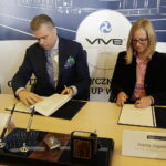 Konferencja prasowa dotycząca budowy przez firmę Panattoni Europe hali magazynowej dla Grupy Vive. Prezes Grupy Vive Bertus Servaas i Dorota Jagodzińska, Dyrektor Zarządzający Panattoni Europe / Jarosław Kubalski / Radio Kielce