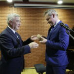 29.09.2017 Kielce. Nagrody Wojewody Świętokrzyskiego "Czyste Serca". Nagrodę dla Polskiej Grupy Energetycznej z rąk wicewojewody Andrzeja Bętkowskiego odbiera Dariusz Kozak, dyrektor Elektrociepłowni Kielce / Jarosław Kubalski / Radio Kielce