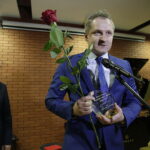 29.09.2017 Kielce. Nagrody Wojewody Świętokrzyskiego "Czyste Serca". Nagrodę dla Polskiej Grupy Energetycznej odbiera Dariusz Kozak, dyrektor Elektrociepłowni Kielce / Jarosław Kubalski / Radio Kielce