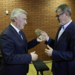 29.09.2017 Kielce. Nagrody Wojewody Świętokrzyskiego "Czyste Serca". Nagrodę dla Wzgórza Zamkowego w Kielcach z rąk wicewojewody Andrzeja Bętkowskiego odbiera Marek Maciągowski / Jarosław Kubalski / Radio Kielce