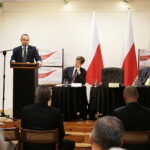 29.09.2017 Kielce. Galeria Winda. Otwarte spotkanie w ramach kampanii społeczno - informacyjnej przed referendum dotyczącym zmian w konstytucji. Wiceszef Kancelarii Prezydenta Paweł Mucha, prof. Dariusz Dudek i prezydent Kielc Wojciech Lubawski / Jarosław Kubalski / Radio Kielce