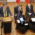 29.09.2017 Kielce. Galeria Winda. Otwarte spotkanie w ramach kampanii społeczno - informacyjnej przed referendum dotyczącym zmian w konstytucji. Wiceszef Kancelarii Prezydenta Paweł Mucha, prof. Dariusz Dudek i prezydent Kielc Wojciech Lubawski / Jarosław Kubalski / Radio Kielce