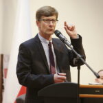 29.09.2017 Kielce. Galeria Winda. Otwarte spotkanie w ramach kampanii społeczno - informacyjnej przed referendum dotyczącym zmian w konstytucji. Prof. Dariusz Dudek / Jarosław Kubalski / Radio Kielce
