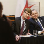 29.09.2017 Kielce. Galeria Winda. Otwarte spotkanie w ramach kampanii społeczno - informacyjnej przed referendum dotyczącym zmian w konstytucji. Wiceszef Kancelarii Prezydenta Paweł Mucha i prof. Dariusz Dudek / Jarosław Kubalski / Radio Kielce