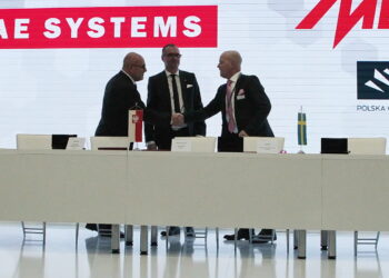 Podpisanie umowy pomiędzy Mesko a BAE Systems na produkcje amunicji 40mm i 57 mm. Na zdjęciu: Mariusz Kolankowski, prezes Mesko, Gerard Homa, członek zarządu Mesko, Ulf Einefors, dyrektor ds. marketingu BAE Systems / Włodzimierz Batóg / Radio Kielce