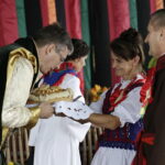 03.09.2017 Masłów. Dożynki wojewódzkie. Marszałek województwa Adam Jarubas odbiera od starosów dożynek bochen chleba / Jarosław Kubalski  /  Radio Kielce / Masłów. Dożynki wojewódzkie