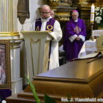 19.09.2017 Kielce. Uroczystości pogrzebowe biskupa Kazimierza Ryczana. Modlitwa różańcowa w kościele Trójcy Świętej / Janusz Kamiński / studiokamyk.com.pl