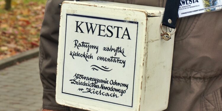 31.10.2014 Kwesta na cmentarzu w Kielcach / Krzysztof Żoładek / Radio Kielce