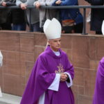 Kielce. Pogrzeb bp. Kazimierza Ryczana. Kondukt żałobny. Biskup Marian Florczyk / Marzena Mąkosa / Radio Kielce