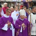 Kielce. Pogrzeb bp. Kazimierza Ryczana. Kondukt żałobny. Metropolita krakowski abp Marek Jędraszewski / Marzena Mąkosa / Radio Kielce