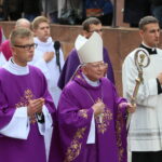 Kielce. Pogrzeb bp. Kazimierza Ryczana. Kondukt żałobny. Metropolita krakowski abp Marek Jędraszewski / Marzena Mąkosa / Radio Kielce