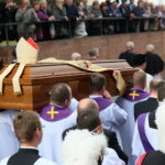 Kielce. Pogrzeb bp. Kazimierza Ryczana. Kondukt żałobny / Marzena Mąkosa / Radio Kielce