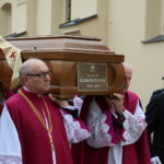 Kielce. Pogrzeb bp. Kazimierza Ryczana. Kondukt żałobny / Marzena Mąkosa / Radio Kielce