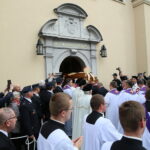 Kielce. Pogrzeb bp. Kazimierza Ryczana. Kondukt żałobny / Marzena Mąkosa / Radio Kielce