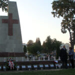 Ostrowiec. 75. rocznica zbiorowej egzekucji mieszkańców przez hitlerowców - Maciej Smoleński z małżonką przy mogile pomordowanych / Emilia Sitarska / Radio Kielce