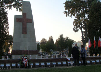 Ostrowiec. 75. rocznica zbiorowej egzekucji mieszkańców przez hitlerowców - Maciej Smoleński z małżonką przy mogile pomordowanych / Emilia Sitarska / Radio Kielce