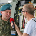 02.09.2017 Kielce. Przygotowania do Targów MSPO 2017. / Marzena Mąkosa - Radio Kielce / Major Tomasz Smoła udziela wywiadu dla Radio Kielce