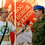 02.09.2017 Kielce. Przygotowania do Targów MSPO 2017. / Marzena Mąkosa - Radio Kielce / ppłk Marek Chmiel udziela wywiadu Bartłomiejowi Zapale