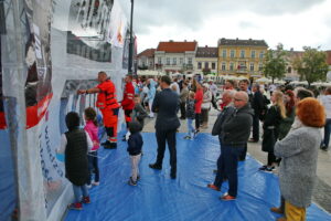 02.09.2017 Kielce. Pomidorowa bitwa na kieleckim Rynku / Marzena Mąkosa - Radio Kielce / Pomidorowa bitwa na kieleckim Rynku