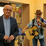 02.09.2017 Kielce. Wernisaż wystawy malarstwa Zbigniewa Pieczyńskiego w galerii Wieża Sztuki. Na zdjęciu : prof Piotr Rosiński i Andrzej Wilkos / Marzena Mąkosa - Radio Kielce / Na zdjęciu : prof Piotr Rosiński i Andrzej Wilkos