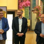 02.09.2017 Kielce. Wernisaż wystawy malarstwa Zbigniewa Pieczyńskiego w galerii Wieża Sztuki. Na zdjęciu : Arkadiusz Latos i Zbigniew Pieczyński i prof Piotr Rosiński / Marzena Mąkosa - Radio Kielce / Arkadiusz Latos i Zbigniew Pieczyński i prof Piotr Rosiński