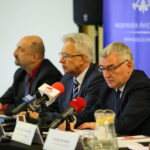 05.09.2017 Kielce. Konferencja prasowa dotycząca wsparcia dla niepełnosprawnych. Mirosław Przewoźnik, Krzysztof Michałkiewicz, Andrzej Bętkowski / Marzena Mąkosa - Radio Kielce / Konferencja prasowa dotycząca wsparcia dla niepełnosprawnych. Mirosław Przewoźnik - Dyrektor Biura Pełnomocnika Rządu ds. Osób Niepełnosprawnych w MRPiPS, Krzysztof Michałkiewicz - Sekretarz Stanu w Ministerstwie Rodziny, Pracy I Polityki Społecznej, Andrzej Bętkowski - Wicewojewoda Świętokrzyski