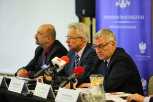 05.09.2017 Kielce. Konferencja prasowa dotycząca wsparcia dla niepełnosprawnych. Mirosław Przewoźnik, Krzysztof Michałkiewicz, Andrzej Bętkowski / Marzena Mąkosa - Radio Kielce / Konferencja prasowa dotycząca wsparcia dla niepełnosprawnych. Mirosław Przewoźnik - Dyrektor Biura Pełnomocnika Rządu ds. Osób Niepełnosprawnych w MRPiPS, Krzysztof Michałkiewicz - Sekretarz Stanu w Ministerstwie Rodziny, Pracy I Polityki Społecznej, Andrzej Bętkowski - Wicewojewoda Świętokrzyski