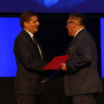 MSPO 2017: Defendery przyznane. Wyróżnienie Ministra Obrony Narodowej otrzymały Zakłady Mechaniczne Tarnów. Nagrodę odbiera Henryk Łabędź - Prezes Zarządu. Na zdjęciu : Bartosz Kownacki i Henryk Łabędź / Marzena Mąkosa / Radio Kielce