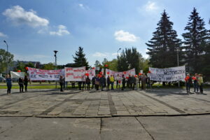 Protest pracowników PAKS przed Świętokrzyskim Urzędem Wojewódzkim w Kielcach / Marzena Mąkosa / Radio Kielce