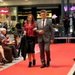 Pokaz mody w Galerii Korona. Senator Krzysztof Słoń towarzyszy modelce w pokazie / Marzena Mąkosa / Radio Kielce