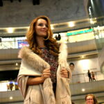 Pokaz mody w Galerii Korona. Iwona Cichosz - Miss Świata Głuchych / Marzena Mąkosa / Radio Kielce