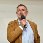 Kielce. Spotkanie autorskie z Marcinem Kydryńskim w Wojewódzkiej Bibliotece Publicznej im. Witolda Gombrowicza w Kielcach. Na zdjęciu Marcin Kydryński / Marzena Mąkosa / Radio Kielce