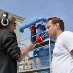 Zjadacz kurzu - miejska rzeźba puryfikacyjna na Placu Artystów.  Na zdjęciu : Ryszard Koziej i Kuba Bąkowski - artysta / Marzena Mąkosa / Radio Kielce