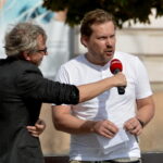 Zjadacz kurzu - miejska rzeźba puryfikacyjna na Placu Artystów. Na zdjęciu : Ryszard Koziej i Kuba Bąkowski - artysta / Marzena Mąkosa / Radio Kielce