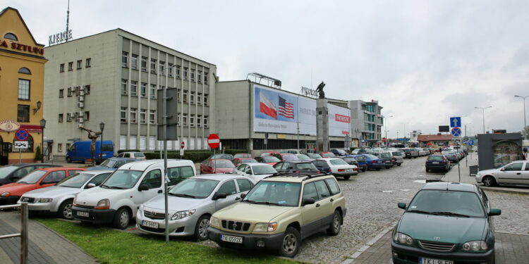 Parking przy dworcu PKP w Kielcach / Marzena Mąkosa / Radio Kielce