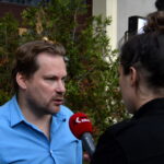 „Zjadacz kurzu” na Placu Artystów w Kielcach. Kuba Bąkowski udziela wywiadu Katarzynie Prędotce / Marzena Mąkosa / Radio Kielce