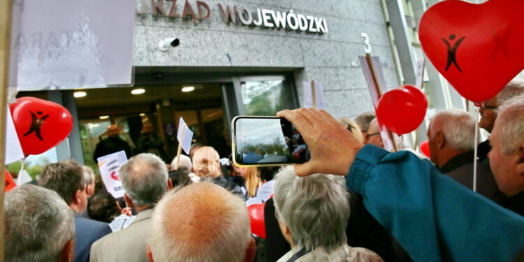 Protest PAKS pod Świętokrzyskim Urzędem Wojewódzkim / Marzena Mąkosa / Radio Kielce