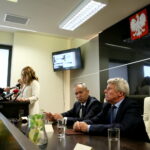 Sąd Rejonowy Starachowice. Otwarcie nowej siedziby. Na zdjęciu : Barbara Nowak-Łon - Prezes Sądu Rejonowego w Starachowicach, Wojciech Merta - Prezes Sądu Okręgowego w Kielcach,  Andrzej Solarz  - Sędzia Sądu Apelacyjnego w Krakowie / Marzena Mąkosa / Radio Kielce