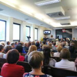 Sąd Rejonowy Starachowice. Otwarcie nowej siedziby.  Barbara Nowak-Łon - Prezes Sądu Rejonowego w Starachowicach i goście zaproszeni na uroczystość otwarcia nowej siedziby Sądu Rejonowego w Starachowicach / Marzena Mąkosa / Radio Kielce