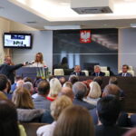 Sąd Rejonowy Starachowice. Otwarcie nowej siedziby.  Barbara Nowak-Łon - Prezes Sądu Rejonowego w Starachowicach i goście zaproszeni na uroczystość otwarcia nowej siedziby Sądu Rejonowego w Starachowicach / Marzena Mąkosa / Radio Kielce