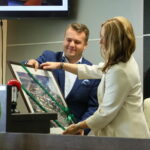 Sąd Rejonowy Starachowice. Otwarcie nowej siedziby. Marek Materek - Prezydent Starachowic wręcza obraz Barbarze Nowak-Łon - Prezesowi Sądu Rejonowego w Starachowicach / Marzena Mąkosa / Radio Kielce