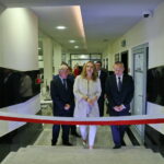 Sąd Rejonowy Starachowice. Otwarcie nowej siedziby. Uroczyste przecięcie szarfy. Andrzej Solarz, Barbara Nowak-Łon i Wojciech Merta / Marzena Mąkosa / Radio Kielce