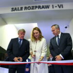 Sąd Rejonowy Starachowice. Otwarcie nowej siedziby. Uroczyste przecięcie szarfy. Andrzej Solarz, Barbara Nowak-Łon i Wojciech Merta / Marzena Mąkosa / Radio Kielce