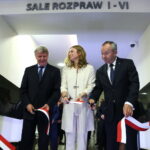 Sąd Rejonowy Starachowice. Otwarcie nowej siedziby. Uroczyste przecięcie szarfy. Andrzej Solarz, Barbara Nowak-Łon i Wojciech Merta / Marzena Mąkosa / Radio Kielce