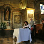 Wpisy do księgi kondolencyjnej po śmierci biskupa kieleckiego Kazimierza Ryczana / Marzena Mąkosa / Radio Kielce