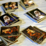 Wpisy do księgi kondolencyjnej po śmierci biskupa kieleckiego Kazimierza Ryczana / Marzena Mąkosa / Radio Kielce