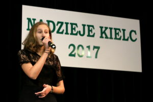 Rozdanie nagród "Nadzieje Kielc". Na zdjęciu Iza Drogosz z Młodzieżowego Domu Kultury, zaśpiewała piosenkę " Miasto 44" / Marzena Mąkosa / Radio Kielce