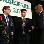Rozdanie nagród "Nadzieje Kielc". Na zdjęciu: Błażej Kociełkiewicz oraz Radosław Opoka odbierający nagrodę z rąk wiceprezydenta Kielc Andrzeja Syguta / Marzena Mąkosa / Radio Kielce