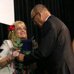 Rozdanie nagród "Nadzieje Kielc". Nagrodę "Nadzieje Kielc" odbiera mama Mikołaja Packa. / Marzena Mąkosa / Radio Kielce